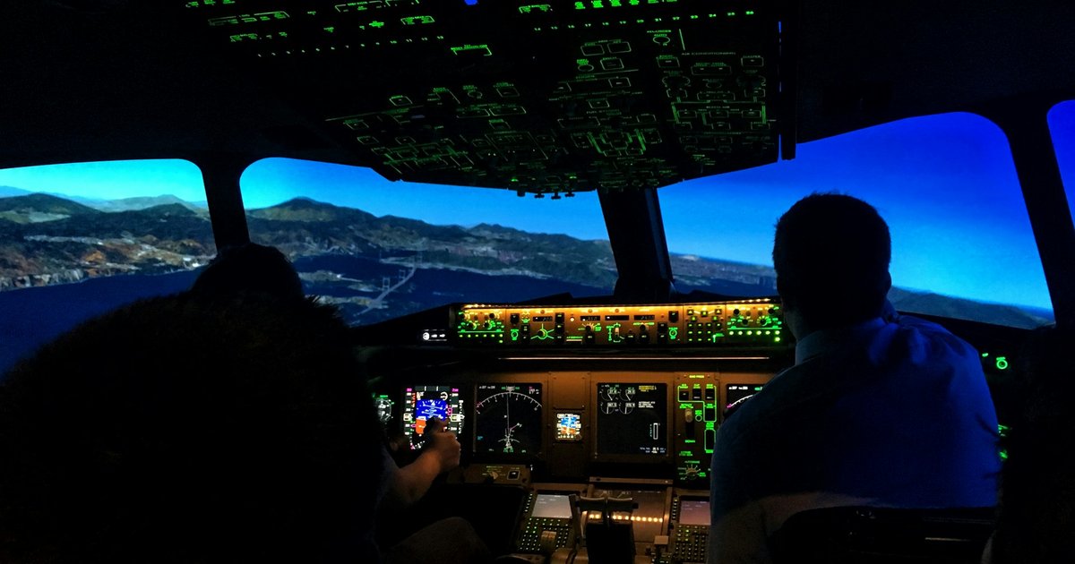 Cockpit d'avion avec instruments de bord — simulateur de calcul kilométrique